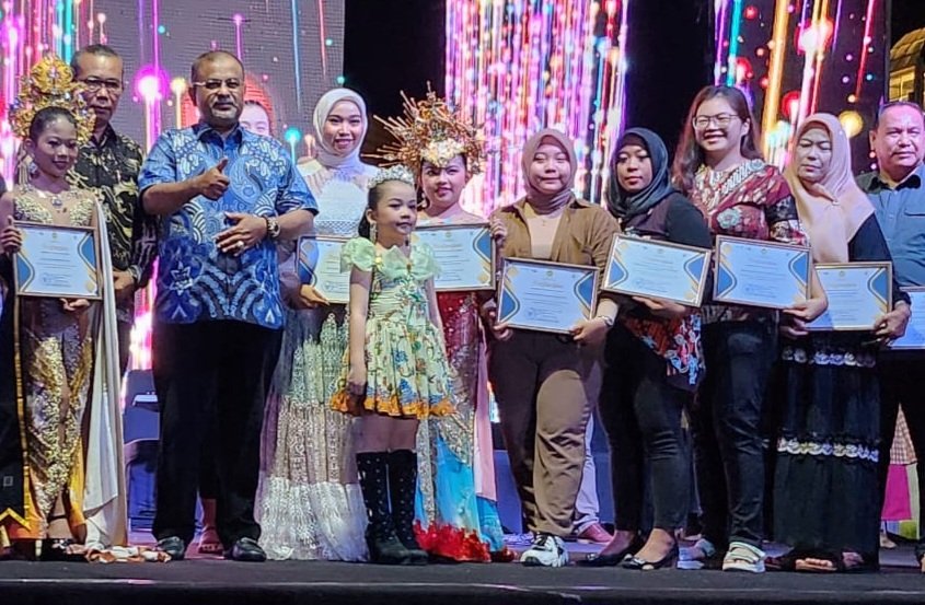 Sanggar Modelling Karimun Young star Production Terima Plakat Penghargaan dari Bupati Karimun