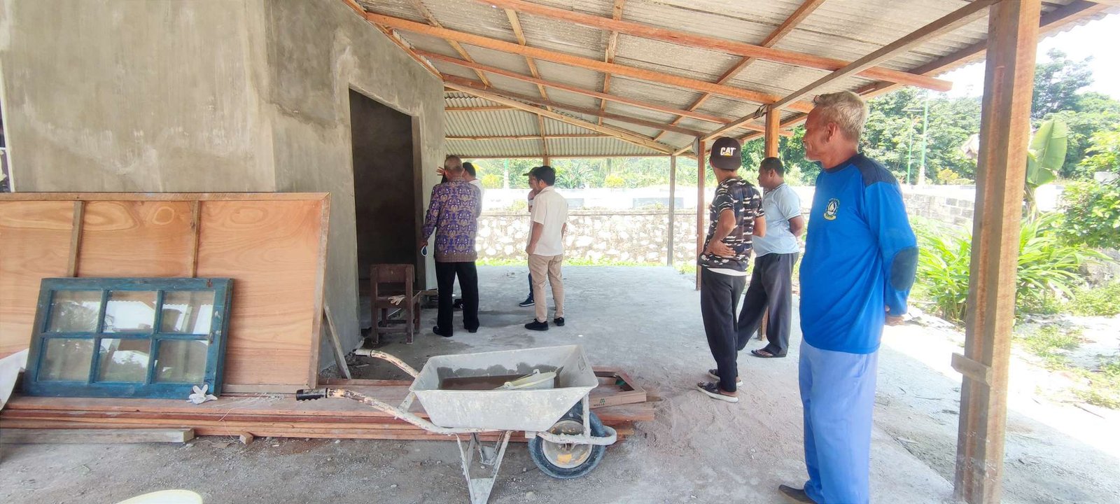 PT Timah Tbk Serahkan Bantuan untuk Pembangunan Mushola SDN 011 Kecamatan Tebing