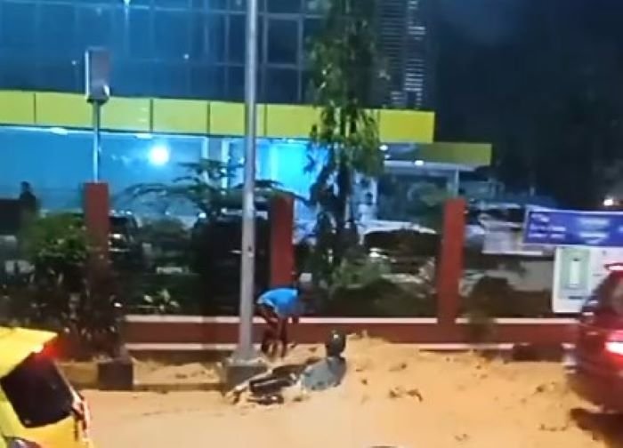 Banjir Kepung Kota Batam, Pemotor Hanyut di Jalan Seraya Batu Ampar